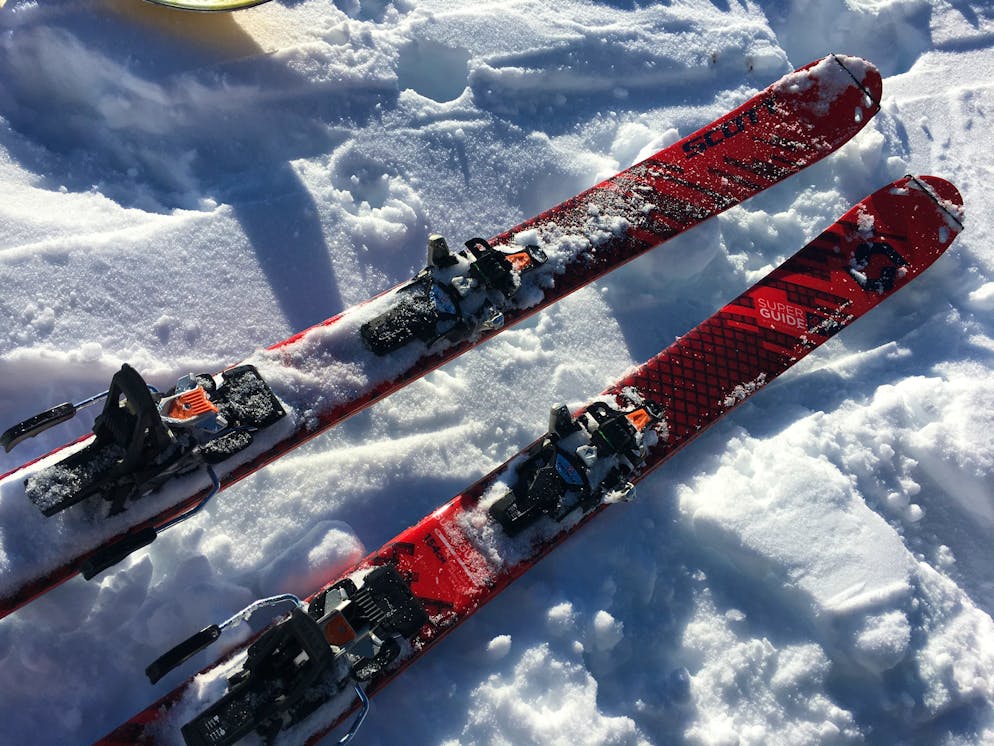 Skitouren: Die besten Tipps. Dank der Seitwärtsauslösung vorne und der Frontalauslösung hinten, löst die Bindung verlässlich bei eingestellten Kräften aus. Ungewollte Auslösungen werden durch die langen dynamischen Wege vorne und hinten verhindert. 