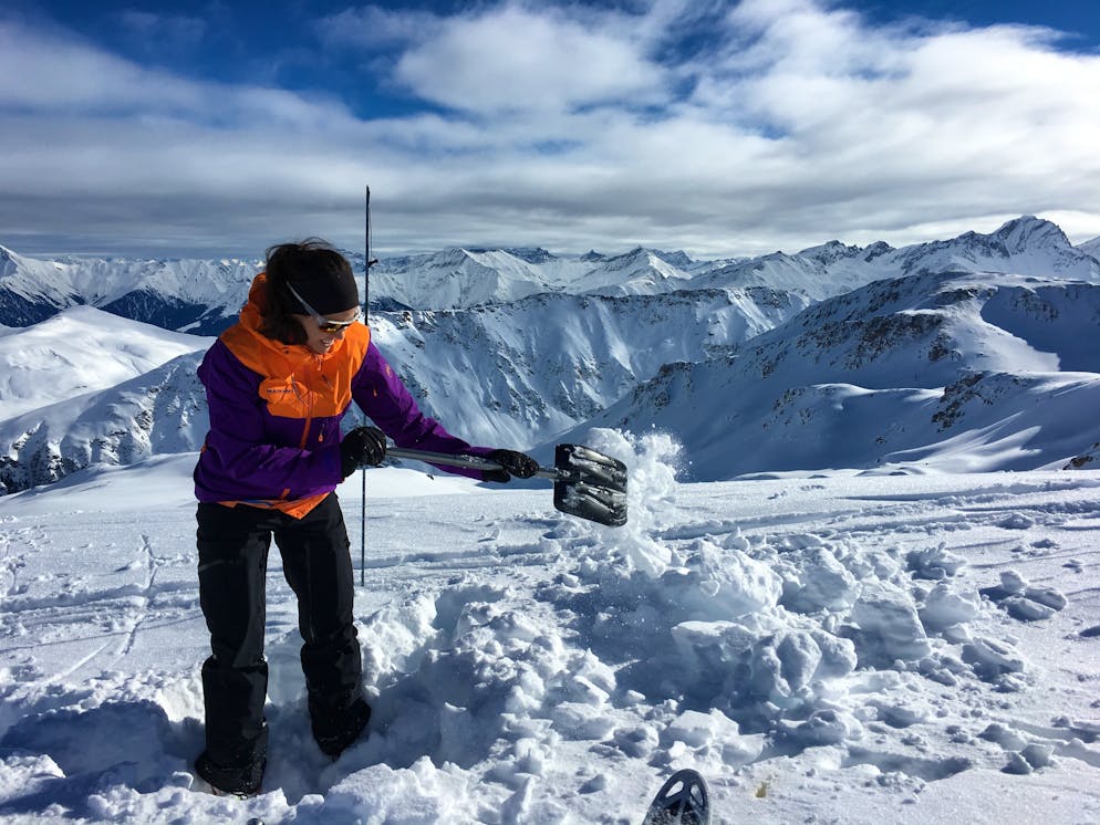 Skitouren: Die besten Tipps. Für einen «normalen» Skitourengeher wie mich noch nicht höchste Priorität, für ambitionierte Sportler sogar überlebenswichtig: das Gewicht. Meine Schaufel (Mammut, Alugator Light) wiegt dennoch weniger als eine kleine Flasche Rivella. Lucky me. 