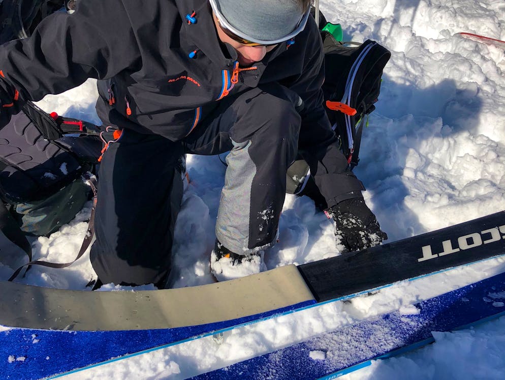 Skitouren: Die besten Tipps. Daneben gibts es beispielsweise auch Felle, die aus reinem Polaymid/Nylon sind. Diese sind verhältnismässig günstig und besonders haltbar. Sie haben meist sehr gute Hafteigenschaften, was besonders im steilen Gelände von Vorteil ist. Leider ziehen diese trotz Imprägnierung schnell Feuchtigkeit und neigen zur Stollenbildung, verspielen also ihre guten Hafteigenschaften bei nassen Schneeverhältnissen.