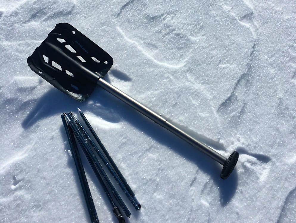 Skitouren: Die besten Tipps. Zur Grundausrüstung gehören neben dem Lawinenverschüttetengerät (LVS) eine Schaufel und eine Sonde. 