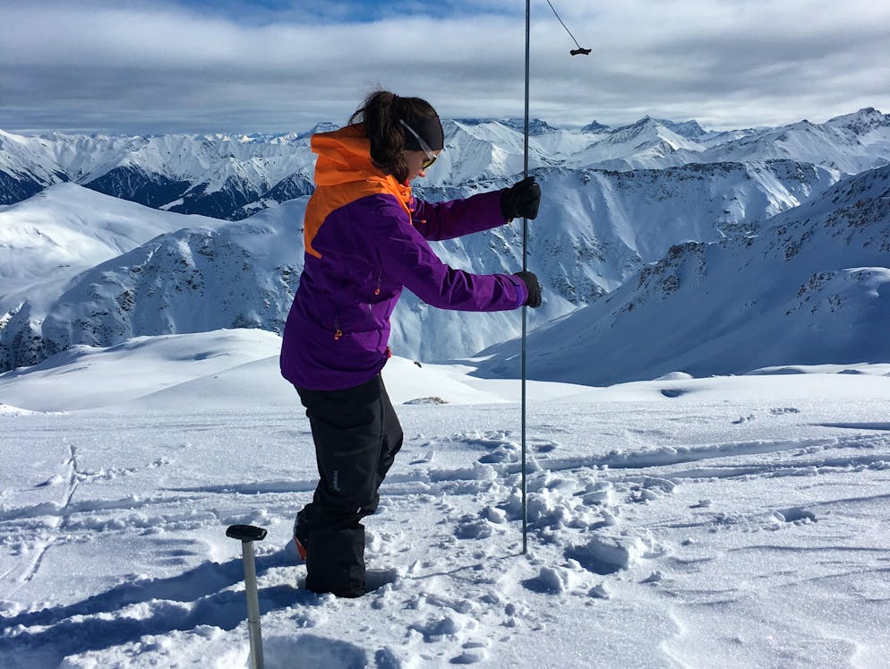 Skitouren: Die besten Tipps. Der Umgang mit dem Material sollte ausserdem geübt werden: Die stabile und leichte Lawinensonde von Mammut (Probe 240 short) mit integriertem Teleskopverschluss kann leicht bedient werden und ist schnell einsatzbereit - sogar mit Handschuhen.  