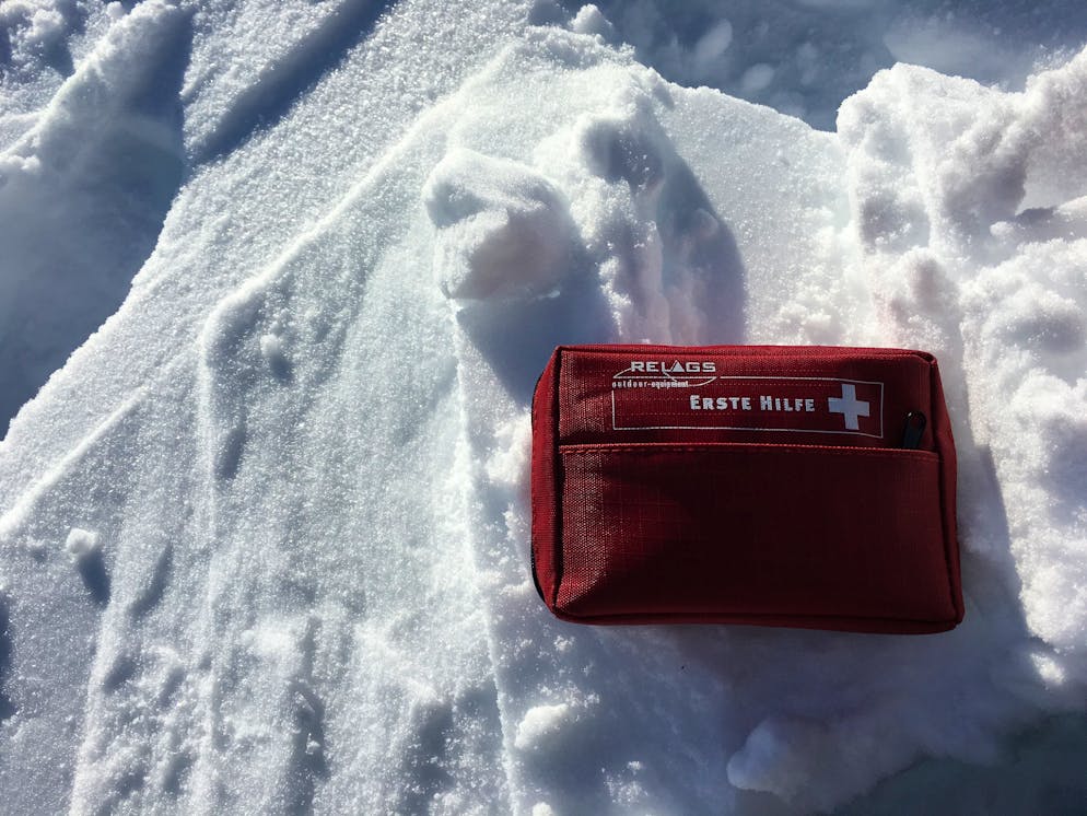 Skitouren: Die besten Tipps. Eine Notfallapotheke sowie Kommunikationsgeräte und eine  Navigationsausrüstung gehören ebenfalls in den Rucksack. Und Picknick. Weil picknicken auf dem Gipfel das Beste ist. Ich zum Beispiel habe immer ein Gipfel-Ei dabei. Nehmt einfach der Natur zu liebe euren Mülle wieder mit nach Hause. 