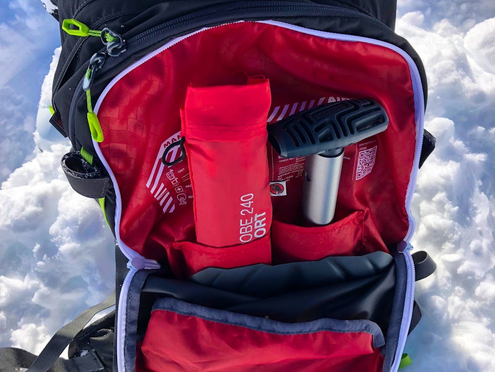 Skitouren: Die besten Tipps. Doch bei einer sicheren Bindung hört die Frage nach der Ausrüstung nicht auf. Nur mit einer auf die jeweiligen Anforderungen abgestimmten Ausrüstung und der entsprechenden Erfahrung kann eine Skitour unternommen werden. 