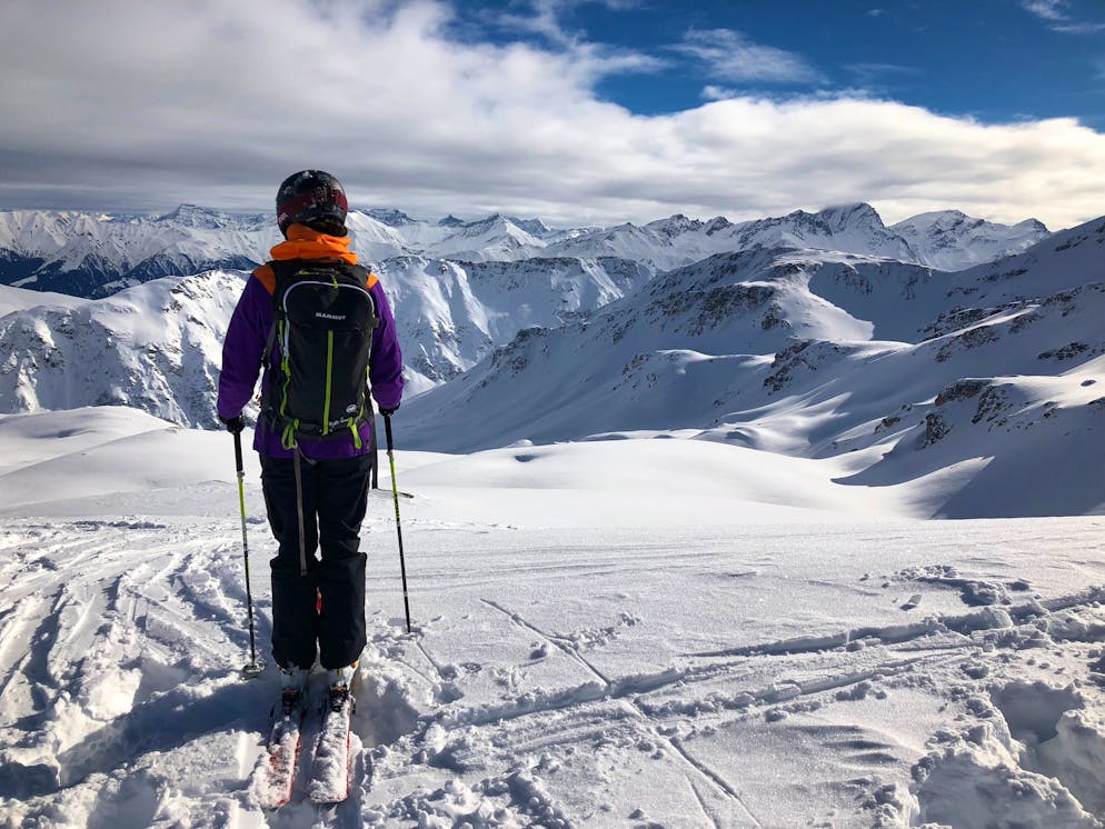 Skitouren: Die besten Tipps. Dank der Fersenbacken mit Niederhaltesystem wird die Kraft direkt vom Schuh auf die Bindung übertragen. Im Gegensatz zu traditionellen Pin-Bindungen, bei welchen der Schuh in den Pins hängt und somit nicht direkt mit der Bindung in Kontakt kommt, wird so die Torsionsfestigkeit vor allem im harten oder eisigen Gelände stark verbessert.