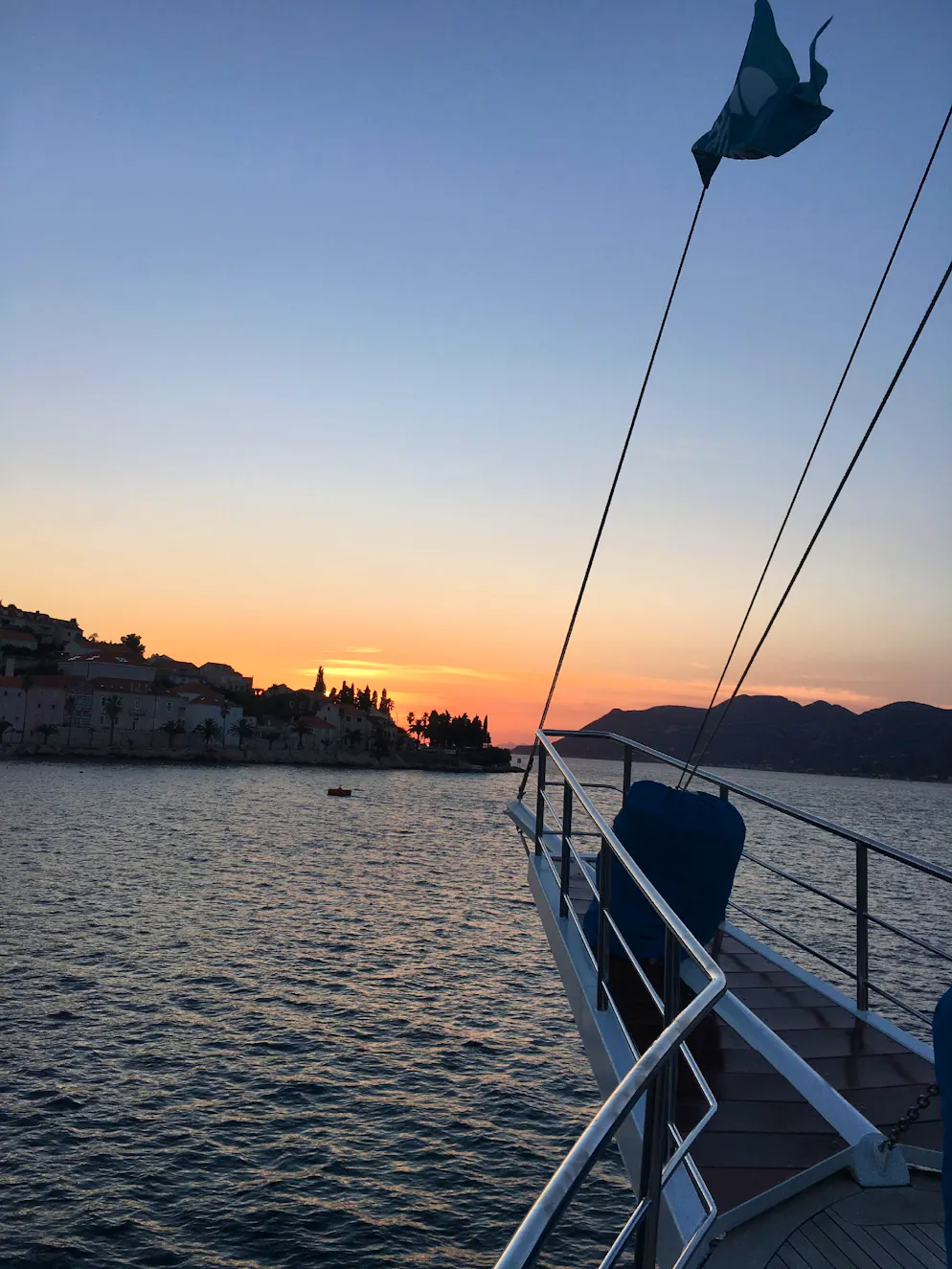 Croisière yoga en Croatie. Que diriez-vous d'une courte séance de méditation sur le pont supérieur?