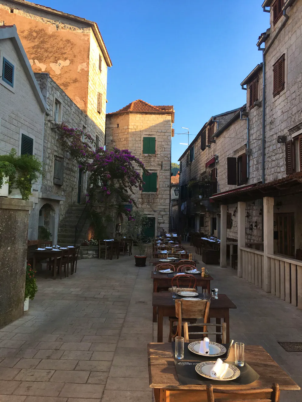7 endroits à visiter en Croatie. Le restaurant «Konoba Zvijezda Mora» qui, dans une ruelle perpendiculaire au port, nous fait craquer avec ses jolies tables en bois, joliment arrangées.