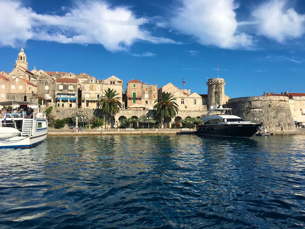 7 endroits à visiter en Croatie. Korčula accueille ceux qui y parviennent par la mer en exhibant ses nombreux palmiers tout au long de la côte.
