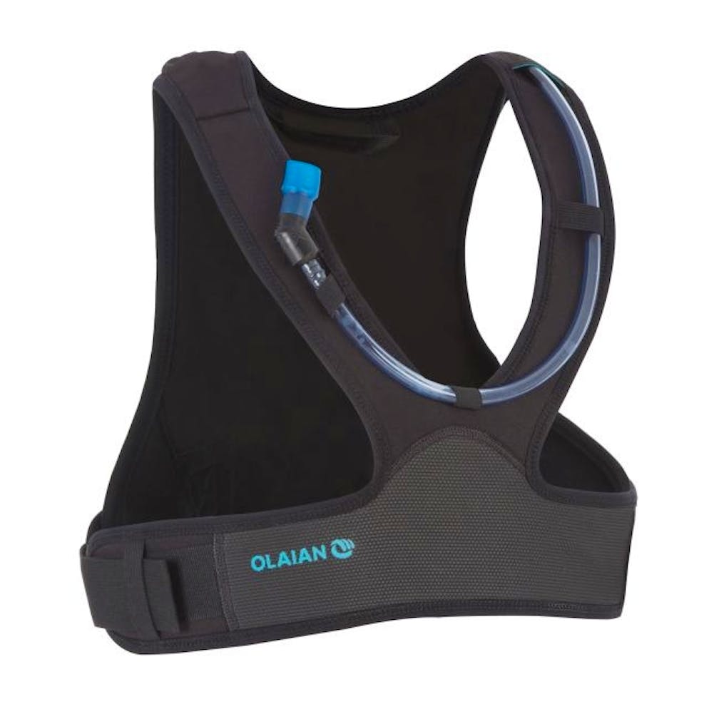 Le surf water bag d'Olaian, un gilet avec réservoir d'eau pour s'hydrater en mer.