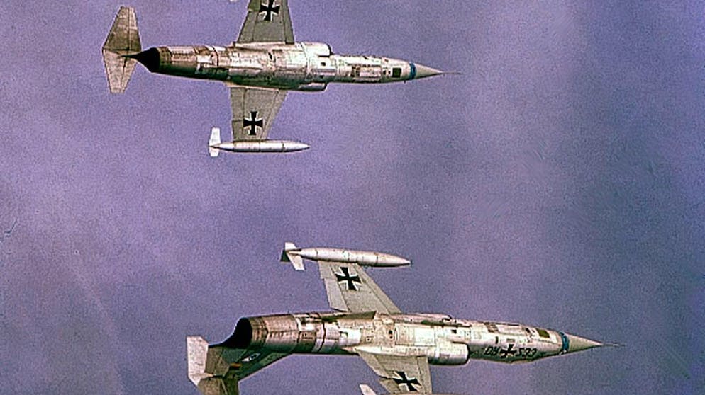 Legendäre Flugzeuge. Die Beschaffung der Lockheed F-104 «Starfighter» erwies sich für die deutsche Luftwaffe als ein ziemliches Desaster. Nachdem es bereits um den Kauf des Flugzeugs zu einem Bestechungsskandal gekommen war, brachte eine Serie von Abstürzen in den 1960er-Jahren den «Starfighter» in Verruf. In Deutschland belegte man das Flugzeug unter andererm mit den Schimpfnamen «Sargfighter» und «Wittwenmacher». Dennoch blieb die F-104 in mehreren Nato-Staaten noch lange im Dienst, bis 2004 Italien die letzten Maschinen dieses Typs ausmusterte.