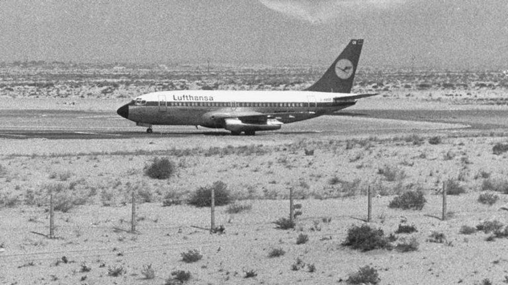 Legendäre Flugzeuge. Unter den Kurz- und Mittelstreckejets spielt die Boeing 737 eine herausragende Rolle. Die Serienproduktion dieses Flugzeugtyps begann 1967 und dauert bis heute an. Insgesamt verbuchte Boeing bis Oktober 2013 11'275 Bestellungen, gefertigt wurden bis dato 7789 Stück. Im Bild ist die hierzulande wohl bekannteste Boeing 737 zu sehen, die 1977 von Terroristen entführte «Landshut». Drei Tage nach der Aufnahme wurde die «Landshut» in Mogadischu, Somalia, von der deutschen Elitetruppe GSG-9 gestürmt und alle Geiseln unverletzt befreit.