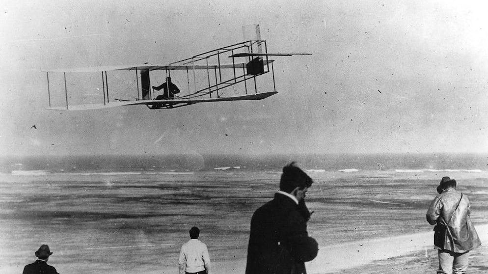 Legendäre Flugzeuge. Louis Blériot startete am 25. Juli 1909 von Les Baraques bei Calais zu seinem Flug nach Dover. Mit seiner «Blériot XI» und ihrem 3-Zylinder-Anzani-Motor mit nur 25 PS legte er die Strecke in 37 Minuten zurück – und war damit ein gemachter Mann: Der damals 35-Jährige erhielt den von der «Daily Mail» ausgeschriebenen Preis von 1000 Englischen Pfund für den ersten Flug über den Ärmelkanal.