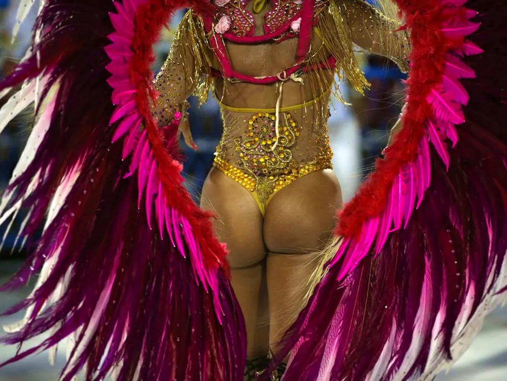 Euphorie à Rio: un carnaval «hot». Beacoup de peau nue lors du défilé de l'école de samba Império Serrano qui compte parmi les écoles de samba les plus traditionnelles de la ville. Cette école a ouvert son show sous le signe de la Chine.