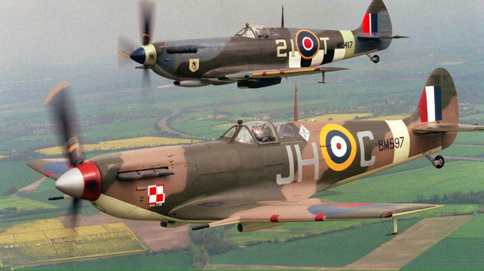 Legendäre Flugzeuge. Sie lehrte die gegnerischen Piloten im Jahr 1940 das Fürchten: die «Supermarine Spitfire», kurz «Spitfire» genannt. Während der Luftschlacht um England erwies sie sich als robuster und sehr schneller Abfangjäger, der die angreifenden Deutschen in grosser Zahl vom Himmel holte und verhinderte, dass Nazideutschland die Luftherrschaft über die britische Kanalküste erringen konnte. Auch im weiteren Verlauf des Krieges bildete die «Spitfire» das Rückgrat der britischen Jägerflotte.
