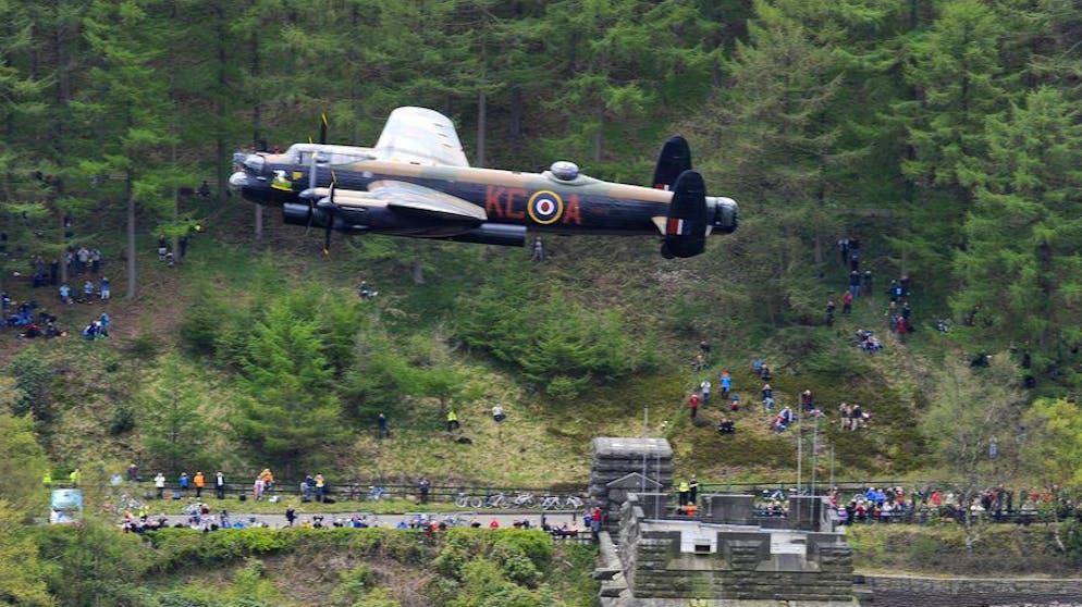 Legendäre Flugzeuge. Das britische Gegenstück zur amerikanischen «Fliegenden Festung» war die «Avro Lancaster». Dieser Bomber lud während des Zweiten Weltkriegs auf 156'000 Flügen mehr als 618'000 Tonnen Bomben über feindlichem Gebiet, vor allem über Deutschland, ab. Eine prominente Rolle spielt die «Lancaster» in dem Kriegsfilm «The Dam Busters – Die Zerstörung der Talsperren» von 1955. Der legendäre Tiefflug über einen Stausee wurde zum 70. Jahrestag des Einsatzes, am 16. Mai 2013, mit einer historischen Maschine nachgestellt (Bild).