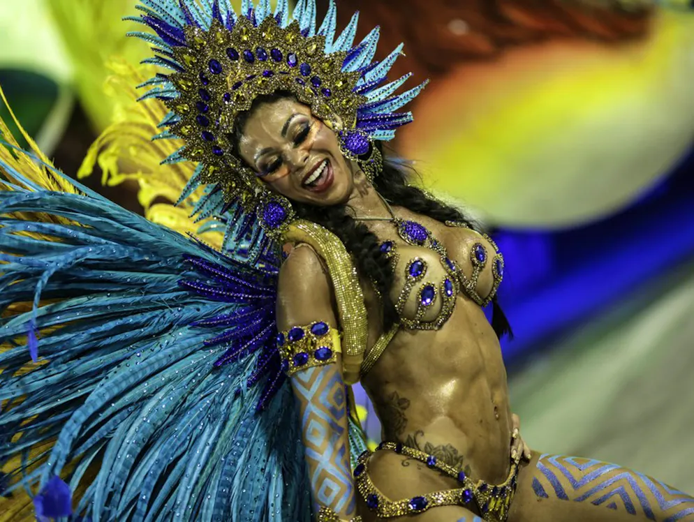 Euphorie à Rio: un carnaval «hot». Des paillettes et beaucoup de silicone sont les ingrédients d'un défilé réussi.