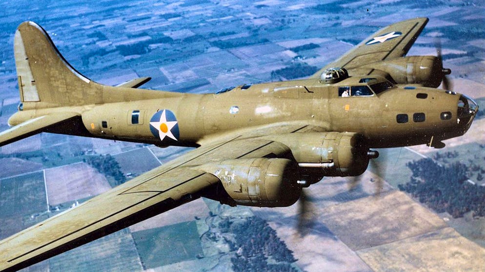Legendäre Flugzeuge. Die Boeing B-17 «Flying Fortress» (Fliegende Festung) wurde schon vor dem Zweiten Weltkrieg von der US Army entwickelt und erwies sich als ausserordentlich robustes Fluggerät. In grossem Umfang wurde es im Bombenkrieg gegen Deutschland bei Tageinsätzen verwendet. 40 Prozent aller Bomben, die die Westalliierten über dem Nazireich abwarfen, kamen aus den Bombenschächten der B-17.