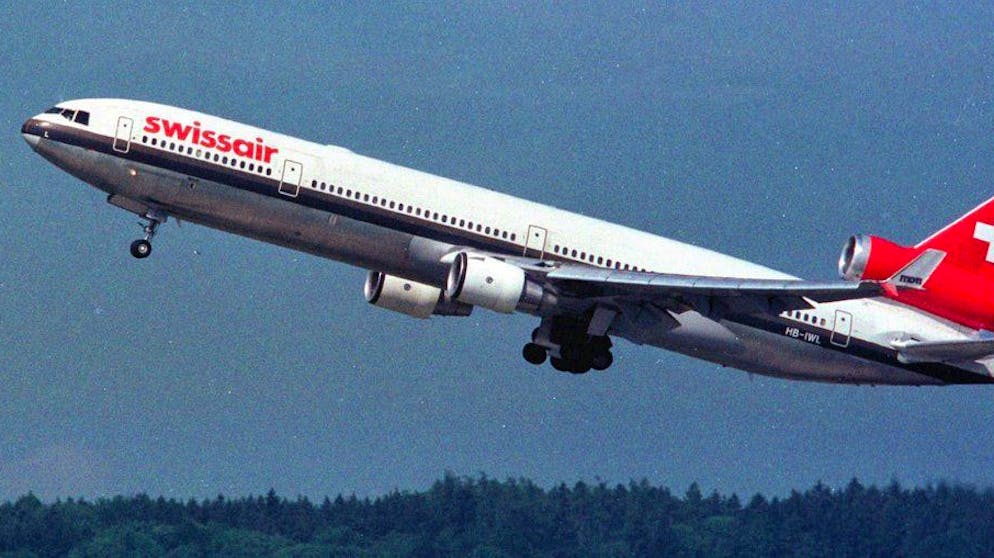 Legendäre Flugzeuge. Das Grossraumflugzeug McDonnell Douglas MD-11 hat aufgrund seines ins Heckleitwerk integrierten Triebwerks eine unverkennbare Silhouette. Es wurde in nur geringer Stückzahl zwischen 1990 und 2000 produziert. Von den insgesamt 200 Exemplaren fliegen heute noch 167, allerdings fast ausschliesslich im Frachtdienst. Die Swissair gehörte zu den Erstbestellern dieses Typs, und mit einer MD-11 erlebte sie auch das schlimmste Unglück ihrer Geschichte, den Absturz von Flug 111 vor Halifax, Kanada, bei dem 229 Menschen ihr Leben verloren.