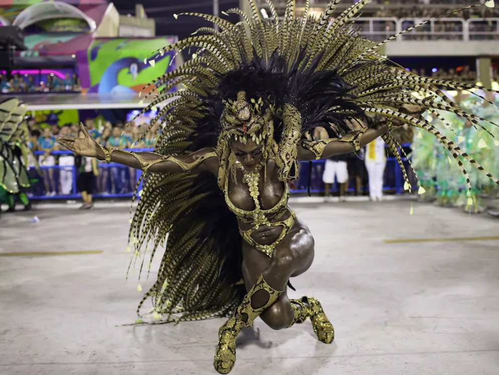 Euphorie à Rio: un carnaval «hot». Les créateurs des costumes ont également investi beaucoup de temps pour transformer les danseurs en créatures de Carnaval.