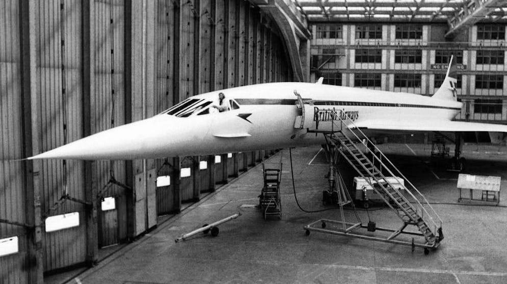 Legendäre Flugzeuge. Kurz nachdem sich mit der Tupolew Tu-144 ein der Concorde sehr ähnliches Flugzeug als erstes Überschall-Passagierflugzeug in die Luft erhoben hatte, nahm die Concorde 1976 den regulären Flugbetrieb zwischen Paris/London und New York auf.