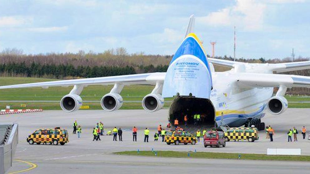 Legendäre Flugzeuge. Die Antonow An-225 «Mrija» ist das grösste tatsächlich im Einsatz befindliche Flugzeug der Welt. Von diesem Typ wurde bisher nur ein einziges Exemplar fertiggestellt, ein zweites wartet in Kiew noch immer – und vielleicht auch für immer auf seine Fertigstellung. Die An-225 kann mit bis zu 250 Tonnen Fracht beladen werden und hat dann eine Reichweite von 2500 Kilometern. Der Bedarf nach dieser Art Transportleistung ist weltweit sehr gering, sodass die An-225 die meiste Zeit im Hangar steht.