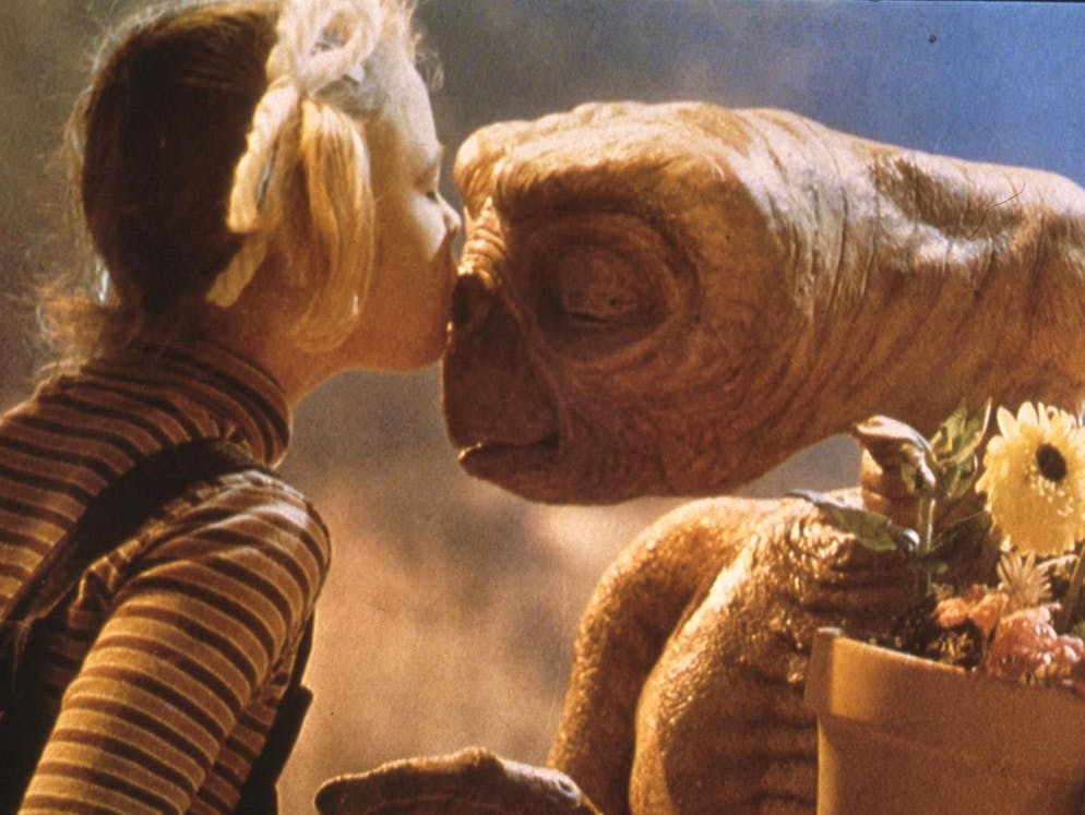 Die schönsten Küsse der Filmgeschichte. Zum Ende ein Abschiedskuss: Als der knuffige Ausserirdische «E.T.» (1982) in die Heimat zurück will, drückt Drew Barrymore ihm einen Schmatzer auf die Aliennase - und jedem, der kein Herz aus Stein hat, kräftig auf die Tränendrüse. Für uns der schönste Filmkuss aller Zeiten!