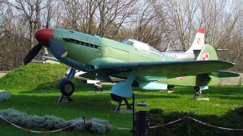 Legendäre Flugzeuge. Die Yakovlev Yak-9 wurde von 1942 an in der Sowjetunion in gewaltigen Stückzahlen produziert und verhalf der Roten Armee zu einer gefürchteten Waffe gegen die deutschen Flugzeuge. Auch die legendäre französisch-sowjetische Fliegertruppe «Normandie-Niémen» flog auf der Yak-9.
