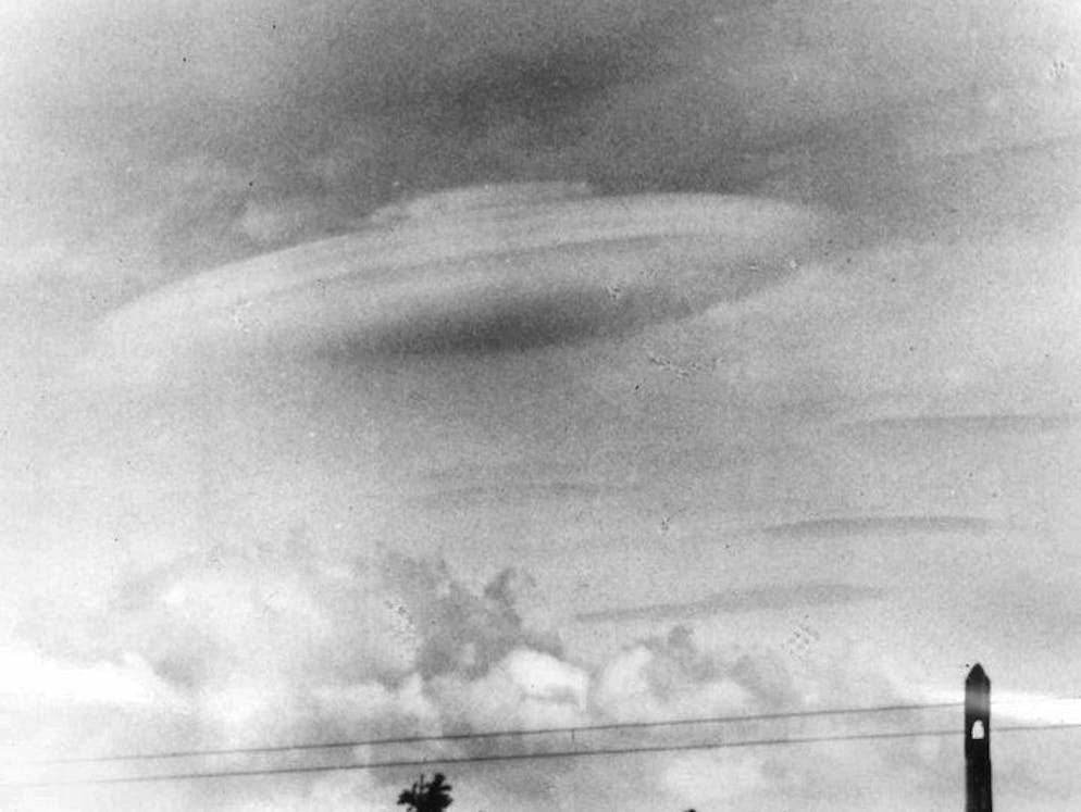 Mysteriöse Wesen und Erscheinungen. Unidentifizierte Flugobjekte werden weltweit häufig beobachtet: Hier ein Ufo am 12. September 1965, fotografiert vom einem spazierenden Mädchen über dem tschechischen Riesengebirge. Die Erscheinung war nach ihren Angaben rund eine halbe Stunde am Himmel zu sehen. Bislang konnte noch nicht nachgewiesen werden, dass Aliens für Ufo-Sichtungen verantwortlich sind.