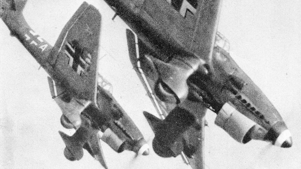 Legendäre Flugzeuge. Eine wenig sympathische Verwandte der Ju 52 ist die Ju 87 «Stuka», ein Sturzkampfflugzeug der deutschen Luftwaffe. Dieser Flugzeugtyp eignete sich dank der im Sturzflug laut aufheulenden Bordsirene hervorragend als Terrorinstrument. Als Kampfflugzeug hatte die Ju 87 keine besonderen Qualifikationen: Ihr fehlte die Wendigkeit beim Luftkampf und es mangelte ihr an defensiver Bewaffnung.