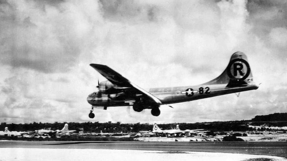 Legendäre Flugzeuge. Vielleicht das berüchtigtste Flugzeug der (bisherigen) Geschichte: Die B-29 Superfortress «Enola Gay» der US-Luftwaffe bei ihrer Rückkehr vom Atombombenabwurf über Hiroshima, Japan, am 6. August 1945. Die B-29 war der Nachfolger der B-17 und konnte mehr als das Doppelte des Vorgängermodells tragen. Sie wurde in der Endphase des Zweiten Weltkriegs im Pazifik und später im Koreakrieg verwendet.