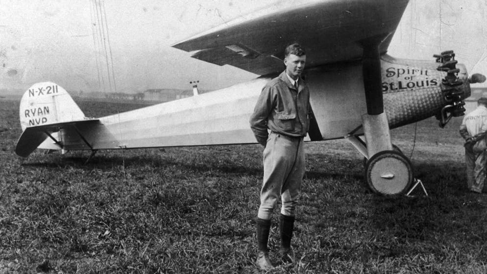 Legendäre Flugzeuge. Mit der «Spirit of St. Louis» gelang Charles Augustus Lindbergh 1927 die erste Überquerung des Atlantiks ohne Zwischenlandung in einem Flugzeug. Das Foto zeigt Lindbergh und seine Maschine vom Typ «Ryan NYP» kurz vor dem historischen Ereignis.