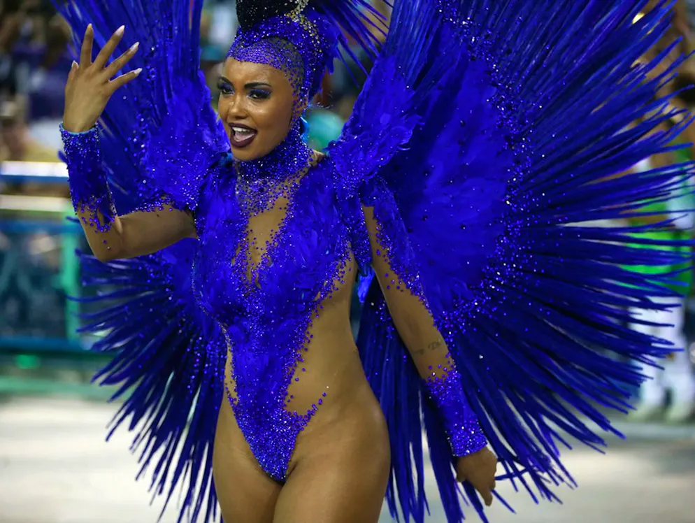 Euphorie à Rio: un carnaval «hot». Lors de cette compétition, chaque école de samba a une heure pour convaincre le jury avec ses danseurs, chanteurs et tambours.