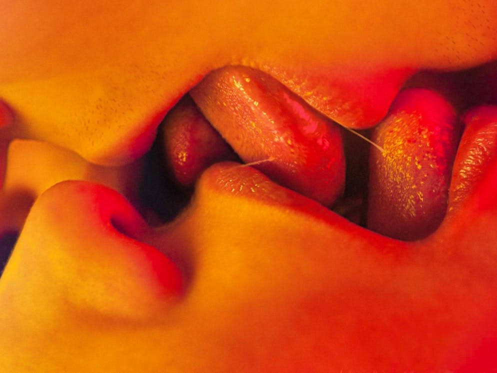 Die schönsten Küsse der Filmgeschichte. Spuckefäden und feuchte Zungenspiele in Nahaufnahme sind vielleicht nicht jedermanns Sache. Skandalregisseur Gaspar Noé wollte die Liebe aber eben unverkitscht und körperlich in Szene setzen. Das ist ihm in seinem Kunstporno «Love» (2015) auf beachtliche Weise gelungen.