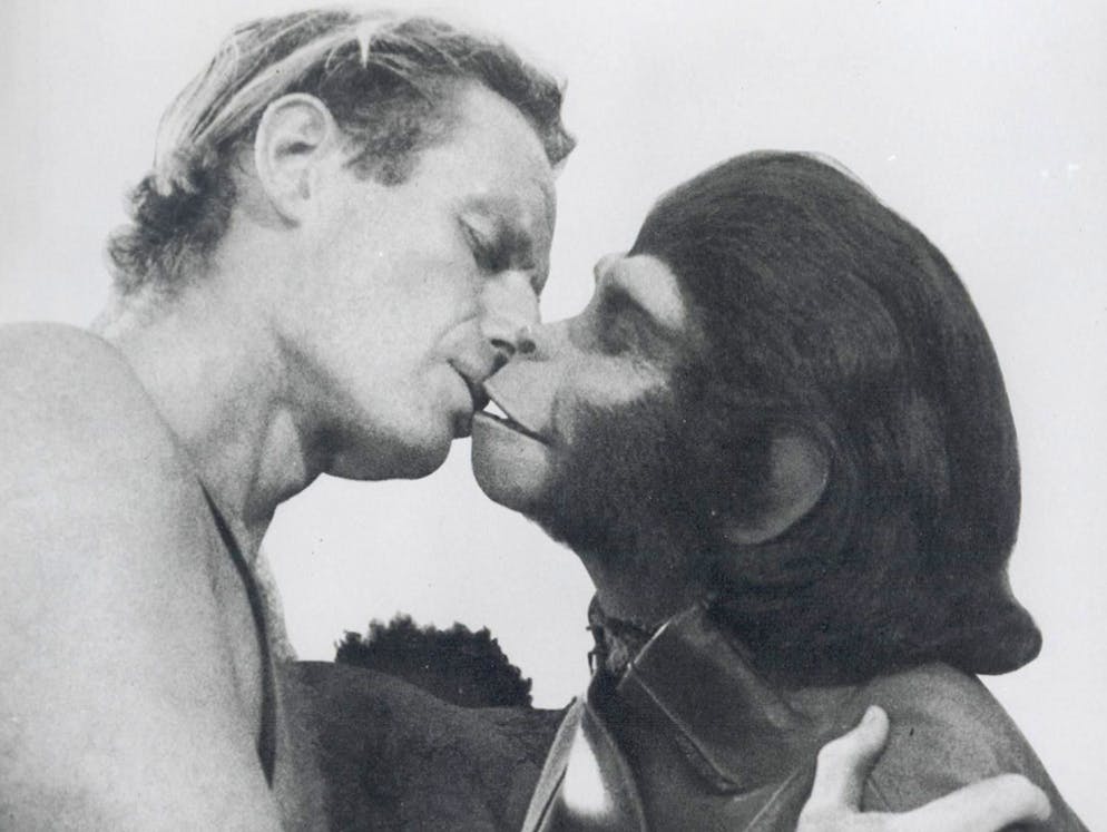 Die schönsten Küsse der Filmgeschichte. Nanu, wer küsst denn da Charlton Heston? Es ist Kim Hunter, die im Schimpansenfell als Dr. Zira in «Planet der Affen» Kontakt zur menschlichen Spezies aufnimmt. Affig? Nein, episch!