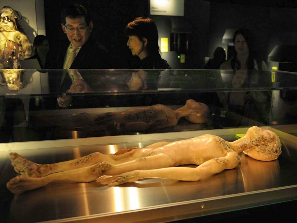 Mysteriöse Wesen und Erscheinungen. Puppe des sogenannten Roswell-Aliens im International Ufo Museum in Roswell, New Mexico: Das Wesen aus dem All soll 1947 in der Wüste New Mexicos mit einem Ufo geborgen worden sein und wurde anschliessend angeblich wissenschaftlich untersucht. Bei der fliegenden Untertasse, so meint ein offizieller Bericht, soll es sich jedoch lediglich um ein militärisches Fluggerät gehandelt haben, das getestet wurde. Der Alien selbst erlangte erst mit einem Film über die Ereignisse aus dem Jahr 1995 Berühmtheit und wurde dafür wohl lediglich aus Latex gefertigt - eine Existenz zuvor ist nicht verbürgt.