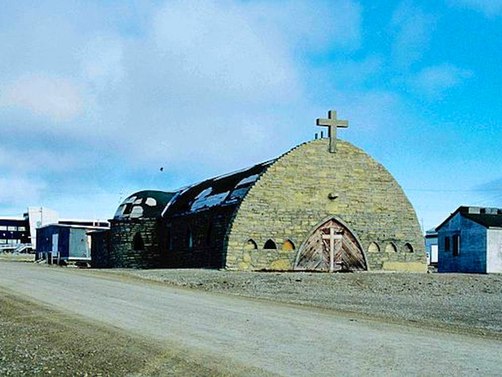 Mysteriöse Wesen und Erscheinungen. Nummer eins: Die «Baffinland Iron Mines Corporation», welche in der Region nach Bodenschätzen sucht, ist schuld, weil sie die Gegend zuletzt mit Sonargeräten unter die Lupe nahm. Das Unternehmen weist die Vorwürfe jedoch zurück. Nummer zwei: Greenpeace setzt Geräusche ein, um die Meerestiere zu verschrecken, die von den Inuit gejagt würden. Greenpeace weist das zurück. Ein Sprecher sagte gegenüber dem kanadischen Staatsfernsehen CBC News allerdings, sie würden die Inuit für diese Art von Jagd zum Überleben respektieren. Nummer drei: U-Boote, die heimlich durch die Gegend tauchen, sind die Ursache. Das kanadische Verteidigungsministerium hält das für extrem unwahrscheinlich. Sehen Sie auf den folgenden Bildern weitere mysteriöse Wesen und Erscheinungen.