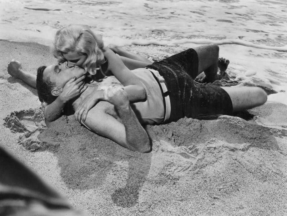 Die schönsten Küsse der Filmgeschichte. Küssen muss nicht zwingend eine todernste Angelegenheit sein - es geht auch mit Humor. Vor allem wenn Komödienspezialist Billy Wilder wie «Das verflixte 7. Jahr» (1955) im Spiel ist. Dolores Rosedales und Tom Ewells passionierter Nahkampf im Sand ist eine Parodie auf eine andere berühmte Kussszene der Filmgeschichte: die aus dem Militärdrama «Verdammt in alle Ewigkeit» (1953).