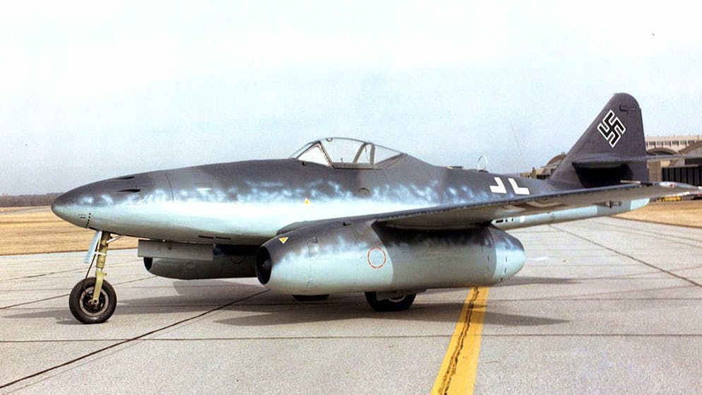 Legendäre Flugzeuge. Die Messerschmitt Me 262 war das erste in Serie gebaute Düsenflugzeug. Obwohl im Zweiten Weltkrieg ca. 800 Maschinen dieses Typs zum Einsatz kamen, konnte die deutsche Luftwaffe damit den Untergang des Nazireiches nicht mehr aufhalten. Nach dem Erstflug im Juli 1942 dauerte es noch zwei Jahre, bis die Me 262 zum Einsatz kam. Fatalerweise hatte Adolf Hitler persönlich verfügt, dass das schnellste Flugzeug seiner Zeit als Bomber statt als Jäger zu verwenden sei, wodurch seine wahre Stärke nicht ausgespielt werden konnte.