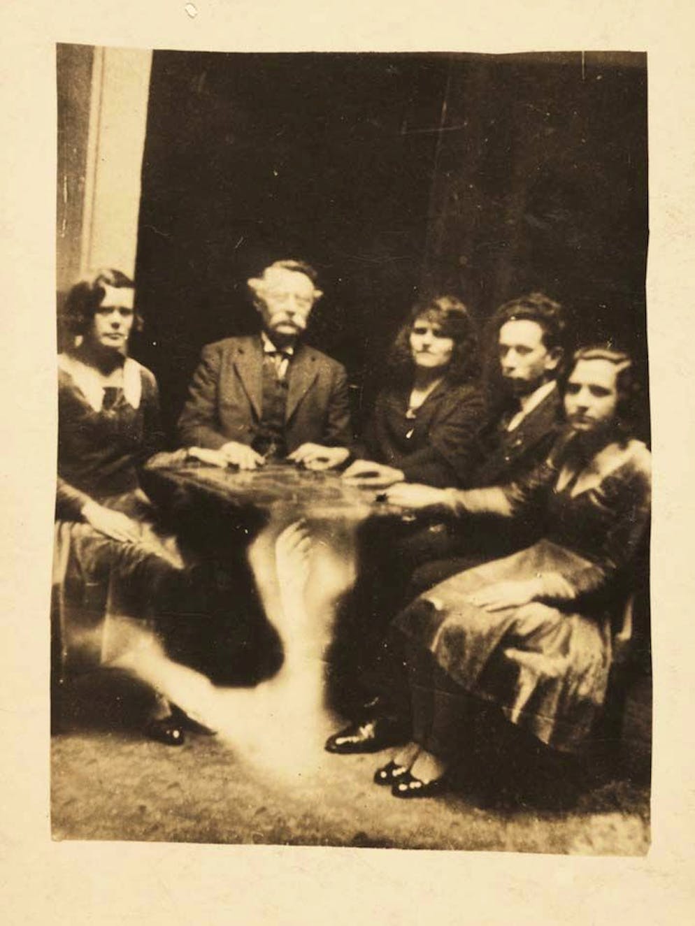 Mysteriöse Wesen und Erscheinungen. Auch die legendären spiritistischen Sitzungen, die William Hope (1863-1933) in England aufnahm, und bei denen sich beispielsweise ein Tisch, wie im Bild, von Geisterhand hob, wurden längst als Fälschungen enttarnt: Hope hatte wohl die Hoffnung, dass sein Trick mit einer Mehrfachbelichtung nicht rauskommt.