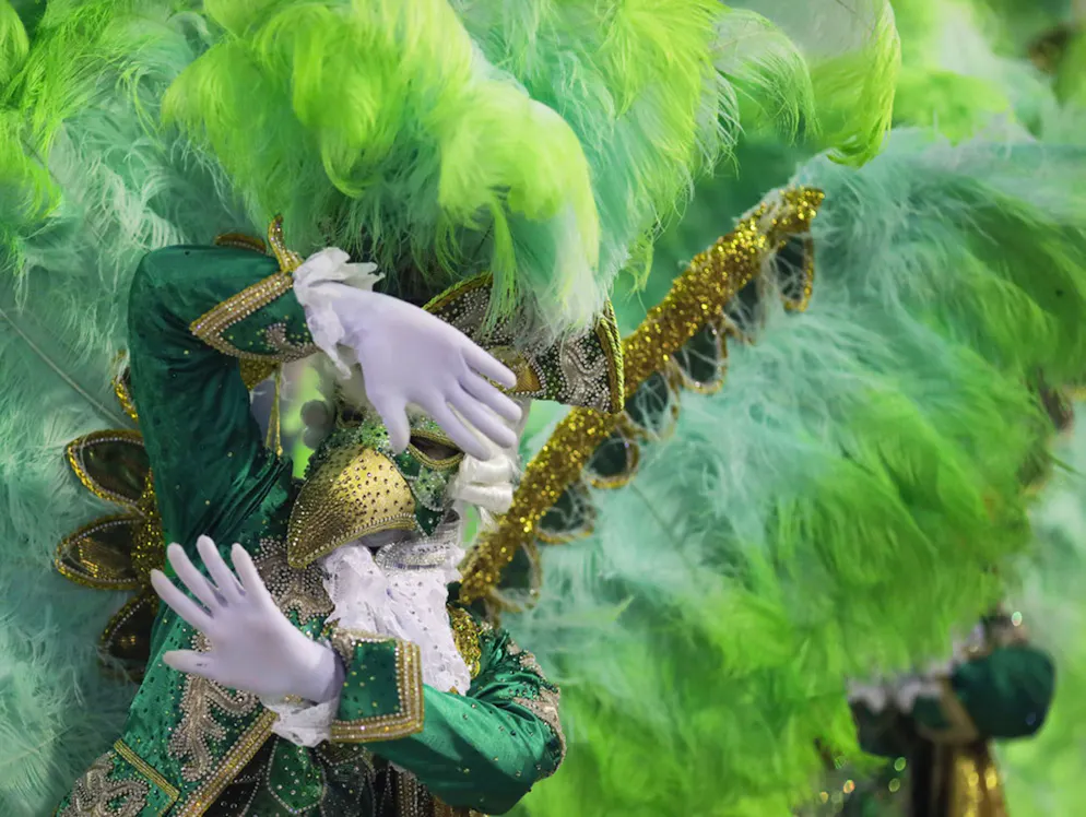 Euphorie à Rio: un carnaval «hot». Souvent les costumes sont élaborés comme celui-ci créé pour l'école de samba "Imperatriz".
