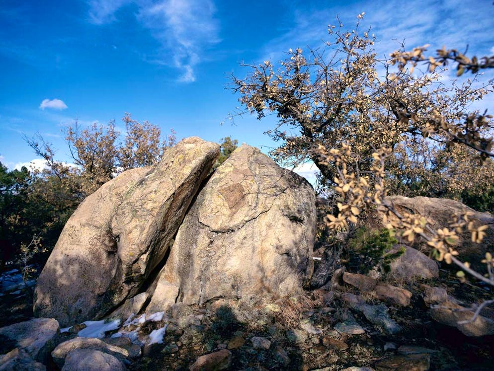 Mysteriöse Wesen und Erscheinungen. Sogenannte Ufologen sind sich aber sicher: Die Dinger aus dem All existieren und wenn sie abstürzen, dann spalten sie, wie hier in Roswell, sogar Felsen. Regierungsbeamte sind hingegen der Meinung, dass ein heruntergefallenes Flugobjekt des Militärs die Ursache gewesen sein dürfte.