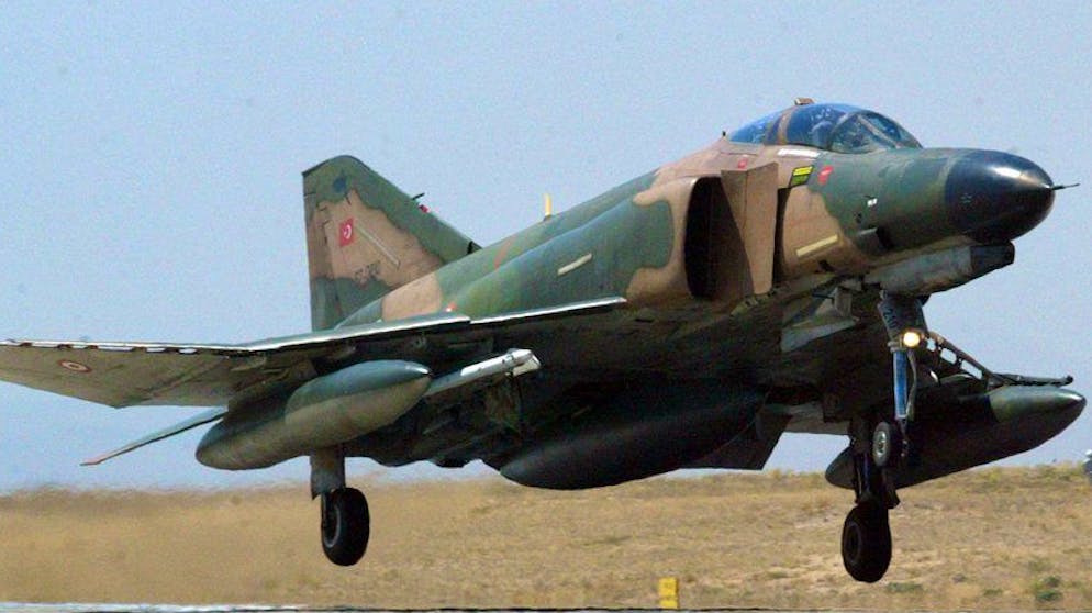 Legendäre Flugzeuge. Die zweisitzige McDonnell Douglas F-4 «Phantom II» flog 36 Jahre, von 1960 bis 1996, für die US-Luftwaffe und das US Marine Corps. In einigen Ländern, darunter Südkorea, die Türkei und der Iran, ist sie bis heute im Dienst. Deutschland hat seine letzten «Phantom II» im Juni dieses Jahres ausgemustert. Das Flugzeug kann als Jäger wie auch als Bomber eingesetzt werden und spielte im Vietnamkrieg in beiden Kapazitäten eine herausragende Rolle. Abgelöst wurde die F-4 durch die F-14 (Tomcat), die F-15 (Eagle), die F-16 (Fighting Falcon) und die F/A-18 (Hornet).