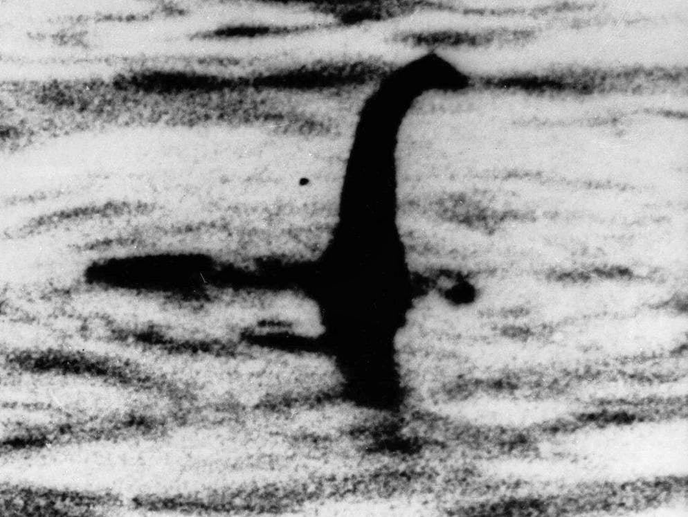 Mysteriöse Wesen und Erscheinungen. Ein Evergreen unter den monströsen Erscheinungen ist das Ungeheuer von Loch Ness (hier auf einem frühen Foto aus den 1930er Jahren) in Schottland. Angeblich wurde es erstmals im 6. Jahrhundert erwähnt, ist heute weltberühmt und wird mit gewisser Regelmässigkeit gesichtet - zuletzt sogar in England! Leider haben sich bis jetzt fast alle Bilder als mehr oder weniger gut gemachte Fälschungen erwiesen. In Zeiten der Möglichkeiten digitaler Bildbearbeitung wird Nessie, wie das Ungeheuer auch liebevoll genannt wird, jedenfalls mit grosser Sicherheit noch häufiger auftauchen.