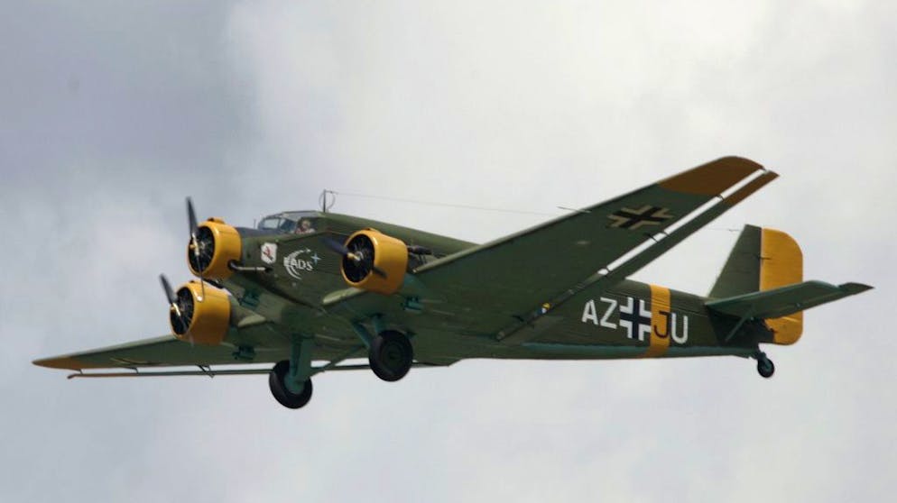 Legendäre Flugzeuge. Liebevoll «Tante Ju» genannt, lässt die Junkers Ju 52 seit 1932 die Herzen der Flugenthusiasten höher schlagen. Zunächst als Zivilflugzeug geplant und eingesetzt, wurde sie bald auch vom Militär entdeckt. Als Bomber flog sie erstmals im Spanischen Bürgerkrieg und danach im Zweiten Weltkrieg. Unvergesslich wird ihr Einsatz Ende 1942 in Stalingrad bleiben, wo sie zur Versorgung der eingeschlossenen deutschen Truppen aus der Luft eingesetzt wurde – vergeblich. Nach dem Krieg flog die Ju 52 in mehreren Ländern sowohl zivil als auch militärisch bis in die 1980er-Jahre hinein. Noch heute sind einzelne Exemplare als Touristenattraktion in der Luft.