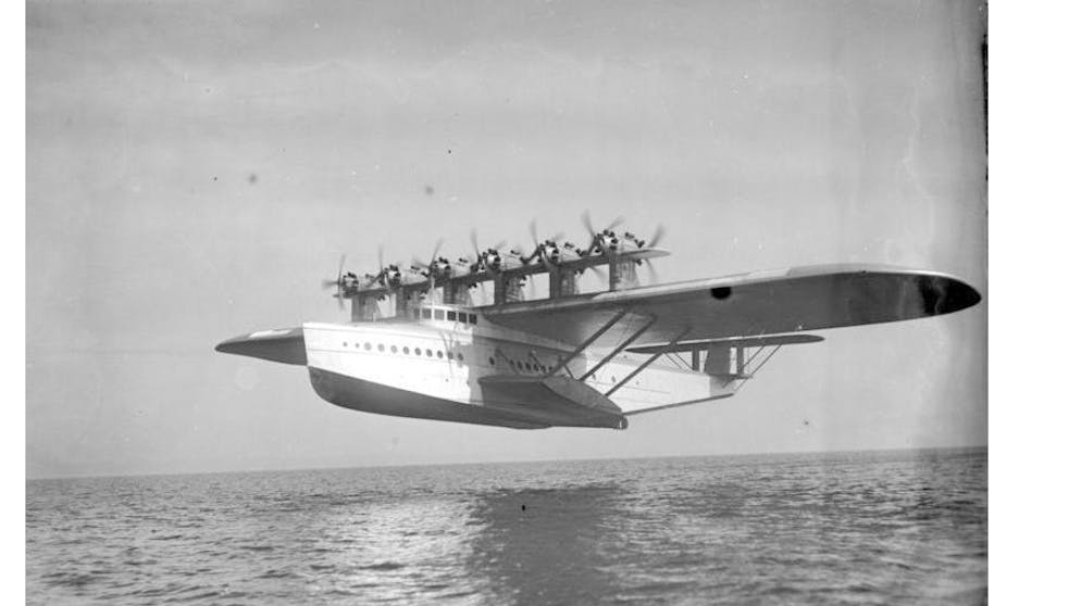 Legendäre Flugzeuge. Das im st. gallischen Altenrhein gebaute Flugboot Dornier Do X stellte zu seiner Zeit, in den frühen 30er-Jahren des vorigen Jahrhunderts, alles in Schatten, was motorgetrieben fliegen konnte. Es war das grösste, schwerste und antriebsstärkste Flugboot der Welt und nur die Tupolev ANT-20 «Maxim Gorki» machte ihm den Titel «grösstes Flugzeug der Welt» streitig. Der Grund, warum das Flugboot in Altenrhein gebaut wurde, ist politischer Natur: Dem Deutschen Reich wurde im Versailler Vertrag nach dem Ersten Weltkrieg der Bau von Flugzeugen dieser Grösse untersagt, sodass man in die benachbarte Schweiz auswich.