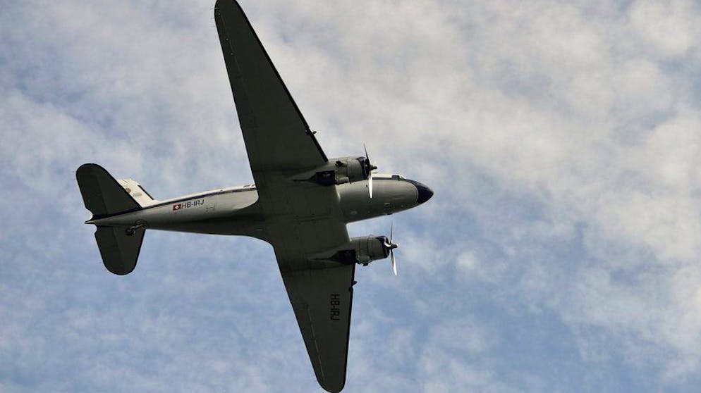 Legendäre Flugzeuge. Diese Douglas DC-3 flog im August 2012 über den Genfersee. Das Modell hat allerdings schon fast 80 Jahre auf dem Buckel: Erstmals geflogen ist die DC-3 im Dezember 1935. Vom Militär wurde sie als Transport-, Passagier- und Sanitätsflugzeug verwendet, ebenso, um Lastensegler zu schleppen. Bis zum heutigen Tag wird das Flugzeug noch auf einigen entlegenen Linien in Kanada und der Südsee regulär eingesetzt. Seine Sternstunde hatte es jedoch als «Rosinenbomer» bei der Berliner Luftbrücke 1948-49.