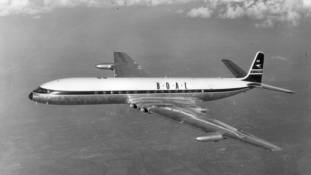 Legendäre Flugzeuge. Mit der «Comet» brachte die britische de Havilland Aircraft Company 1949 den ersten in Serie gebauten Passagierjet auf den Markt. Zwei «Comet 4» (Bild) überquerten als erste zivile Düsenflugzeuge 1958 den Atlantik, eine von London nach New York, die andere von New York nach London. Charakteristisches Merkmal der «Comet» sind die in die Tragflächen eingelassenen Triebwerke.