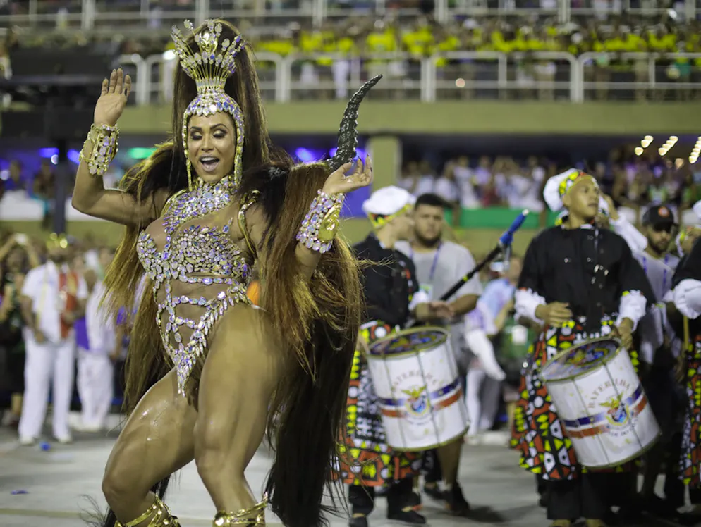 Euphorie à Rio: un carnaval «hot». Cette parade variée  d'écoles de samba compte parmi les plus grandes fêtes du monde.