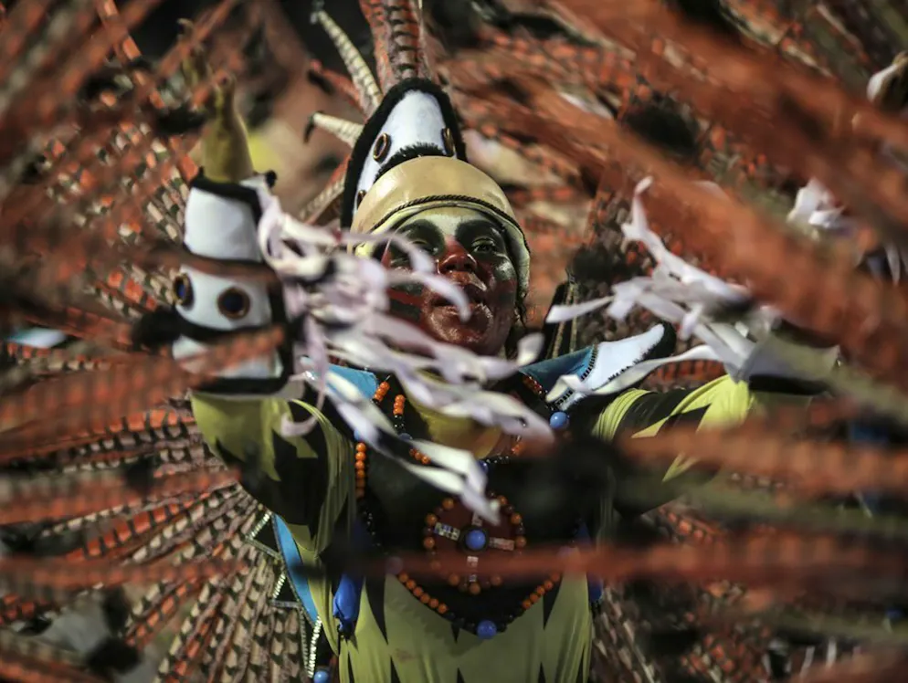 Euphorie à Rio: un carnaval «hot». Un danseur de l'école de samba "Portela2.