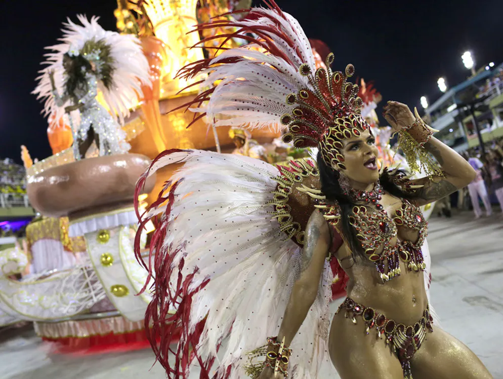 Euphorie à Rio: un carnaval «hot». Une autre danseuse de l'école de samba " Uniao da Ilha" brille de mille facettes.
