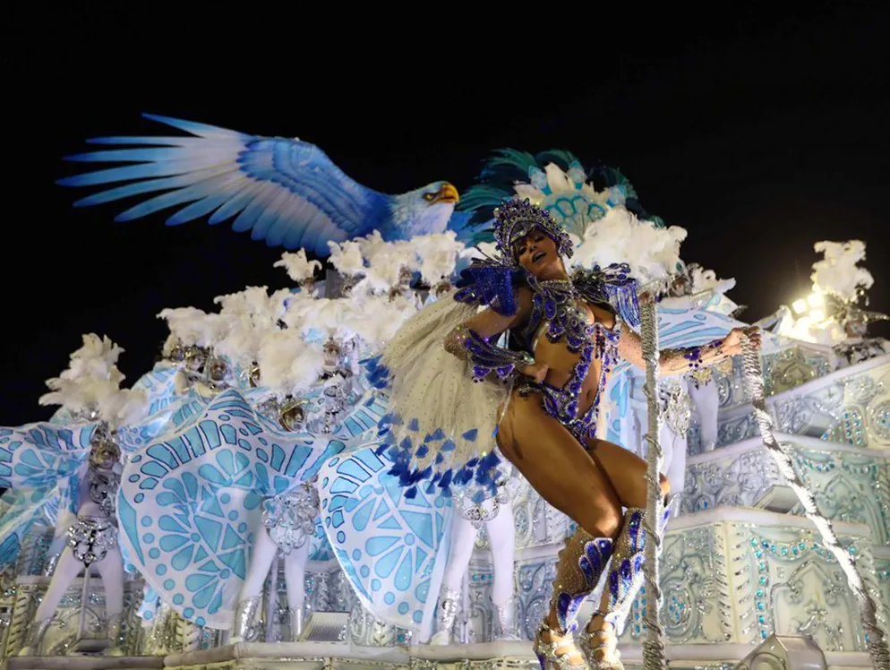 Euphorie à Rio: un carnaval «hot». L'apogée de cette fête gigantesque? La parade des meilleures écoles de samba qui a commencé dimanche soir...
